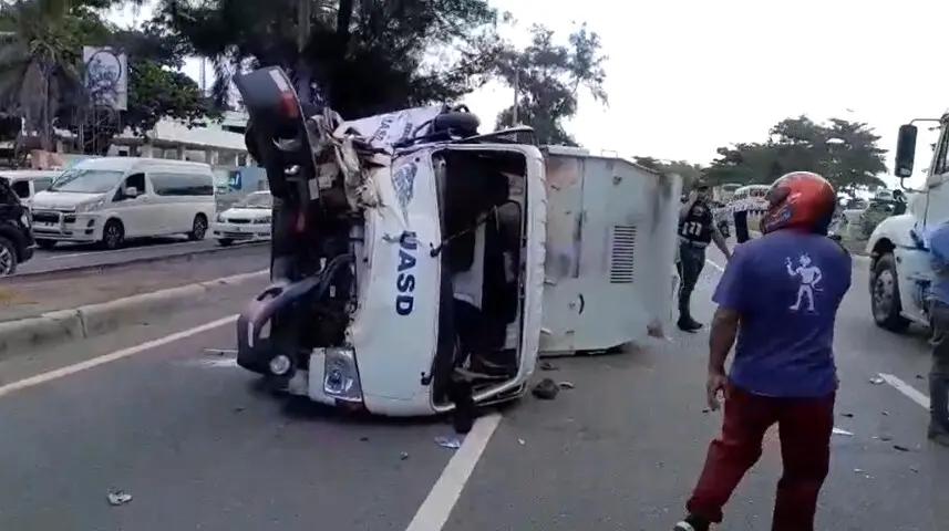 Vehículo de la UASD choca con carro en la autopista 30 de Mayo sin dejar víctimas Vehículo de la UASD choca con carro en la autopista 30 de Mayo sin dejar víctimas