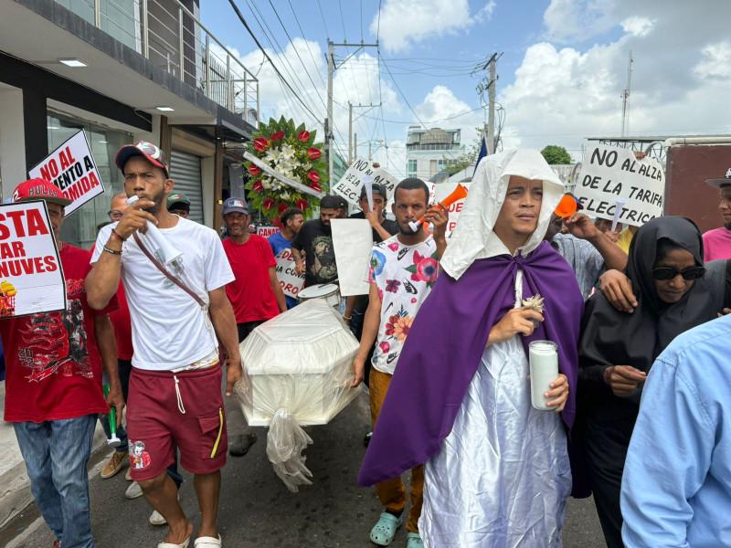 En Moca hacen “entierro” por los apagones y la Policía lanza bombas lacrimógenas En Moca hacen “entierro” por los apagones y la Policía lanza bombas lacrimógenas