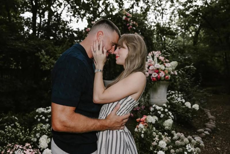 Desde una pulsera de la amistad hasta un anillo de compromiso: La historia de amor de Taylor Swift y Travis Desde una pulsera de la amistad hasta un anillo de compromiso: La historia de amor de Taylor Swift y Travis